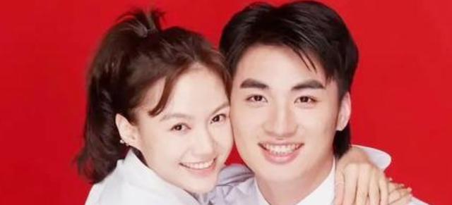 10月11日讯 近日,有网友晒出深圳后卫于德豪和女友蒋黎慧子领取结婚证