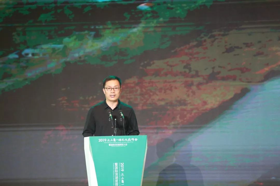    滑动查看下一张图片 >>上海市松江区文旅局局长金冬云,扬州市文化