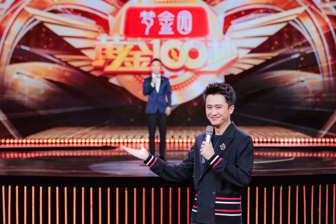 "组合迎来新鲜血液——一位年轻帅气而且极具综艺范儿的90后主持人,与