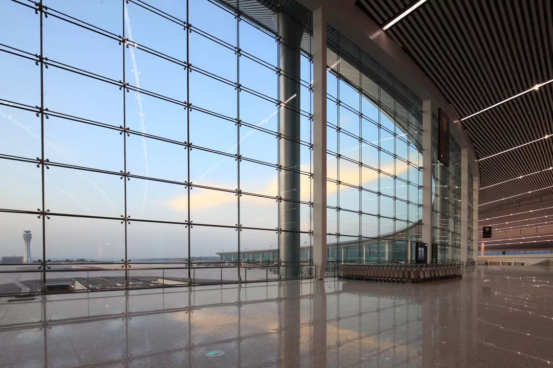 鸟瞰,航站楼建筑形态似"两江汇流"是全亚洲最大的拉索幕墙系统其中
