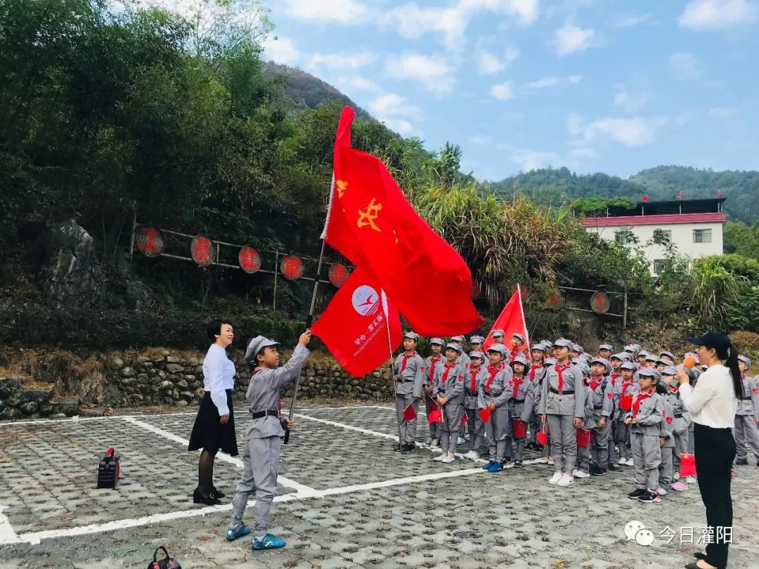 在前往教育基地的途中,灌阳县党校的文老师给孩子们介绍了灌阳的历史