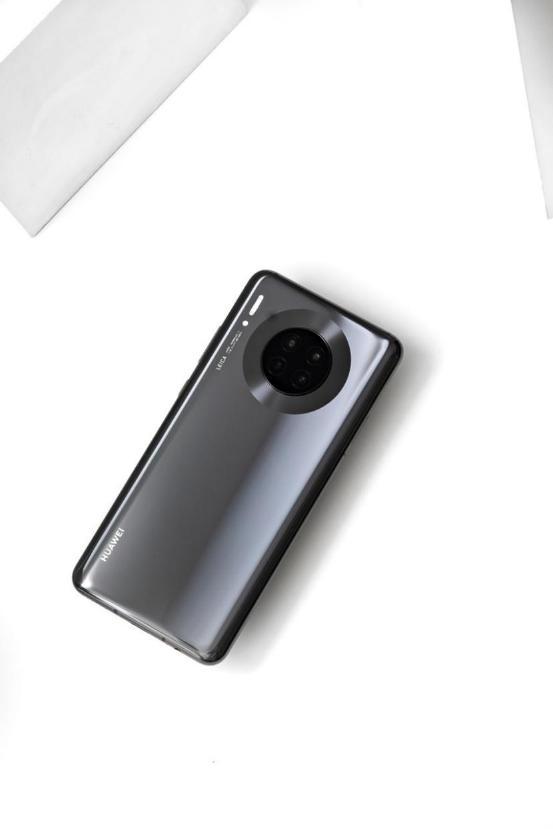 华为mate30在前置摄像头之外,把3d深感镜头,姿态传感器等也安排在了