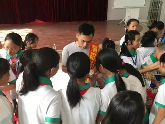 潮阳平北小学300余名师生签下了各自的名字