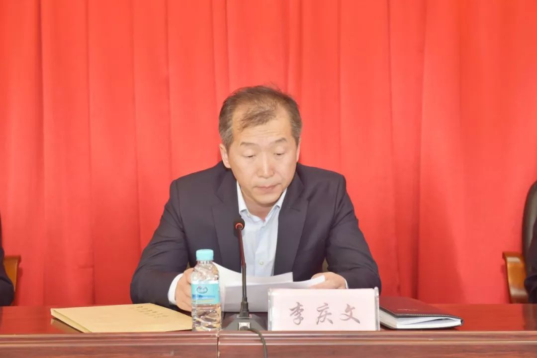 会上,市委常委,市政府常务副市长张新文宣读了《中共和龙市委,市人民