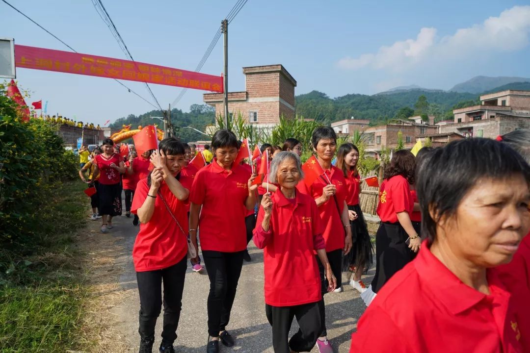 云浮南盛镇上洞村首届外嫁女回娘家联谊会航拍视频现场温情又热闹