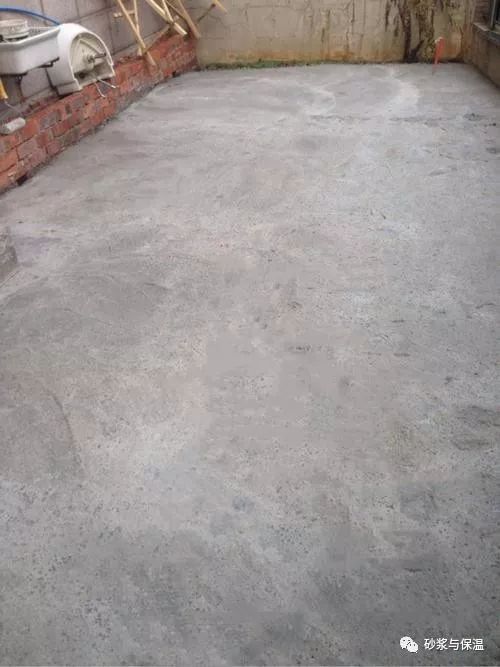 院子现浇的水泥自流平开裂了,外国人修补简单快速,很快恢复如新