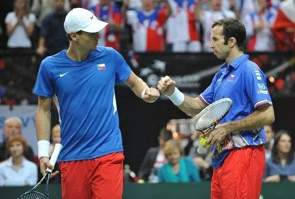 碰拳替代握手是防病不是赶时髦