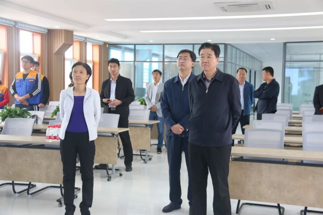 市委政法委常务副书记牛永昌一行到六合街道调研