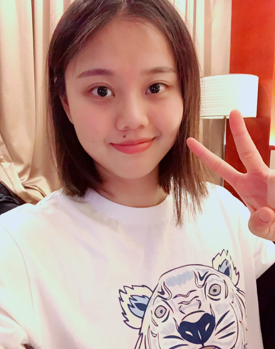 原创女排姑娘回家了龚翔宇回到连云港接机的妈妈一脸欢喜看着女儿