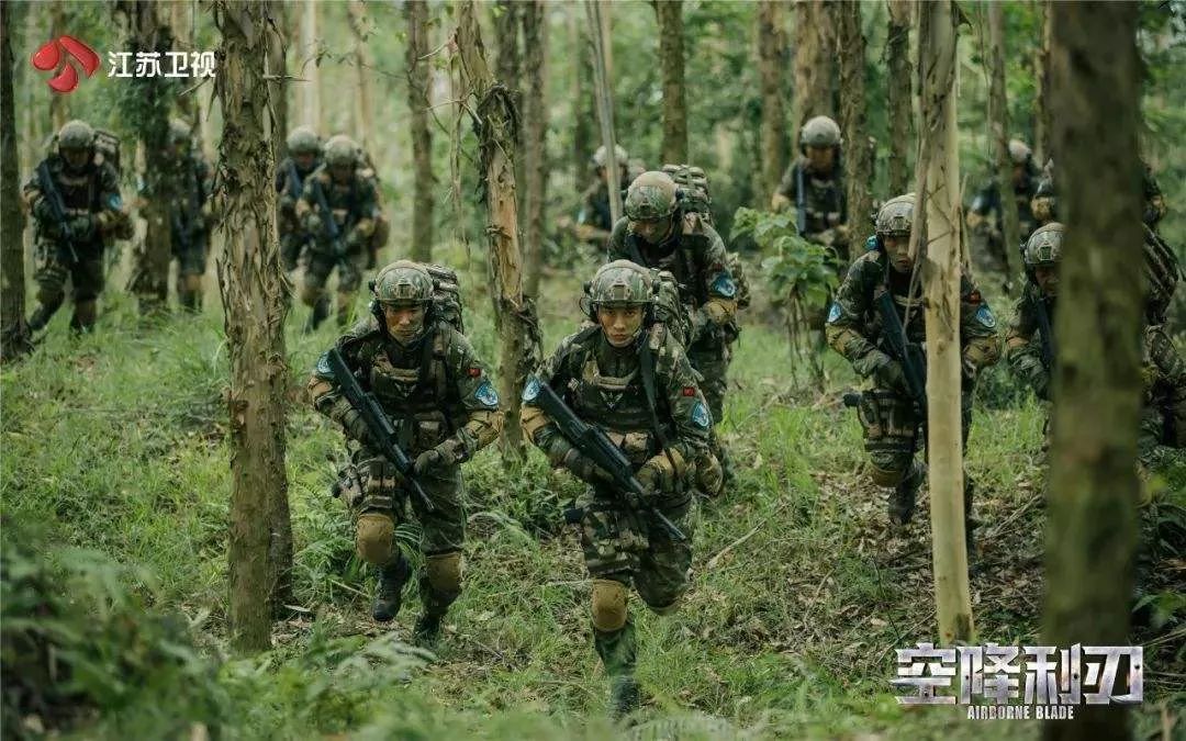 电视剧《空降利刃》剧照新世纪以来,高品质的军旅题材影视作品不断
