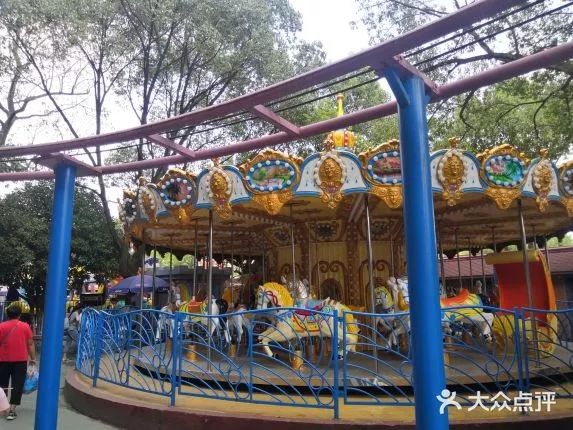 峙山公园近几年进行过改造增加了很多游乐设施相对的肯定会吸引很多