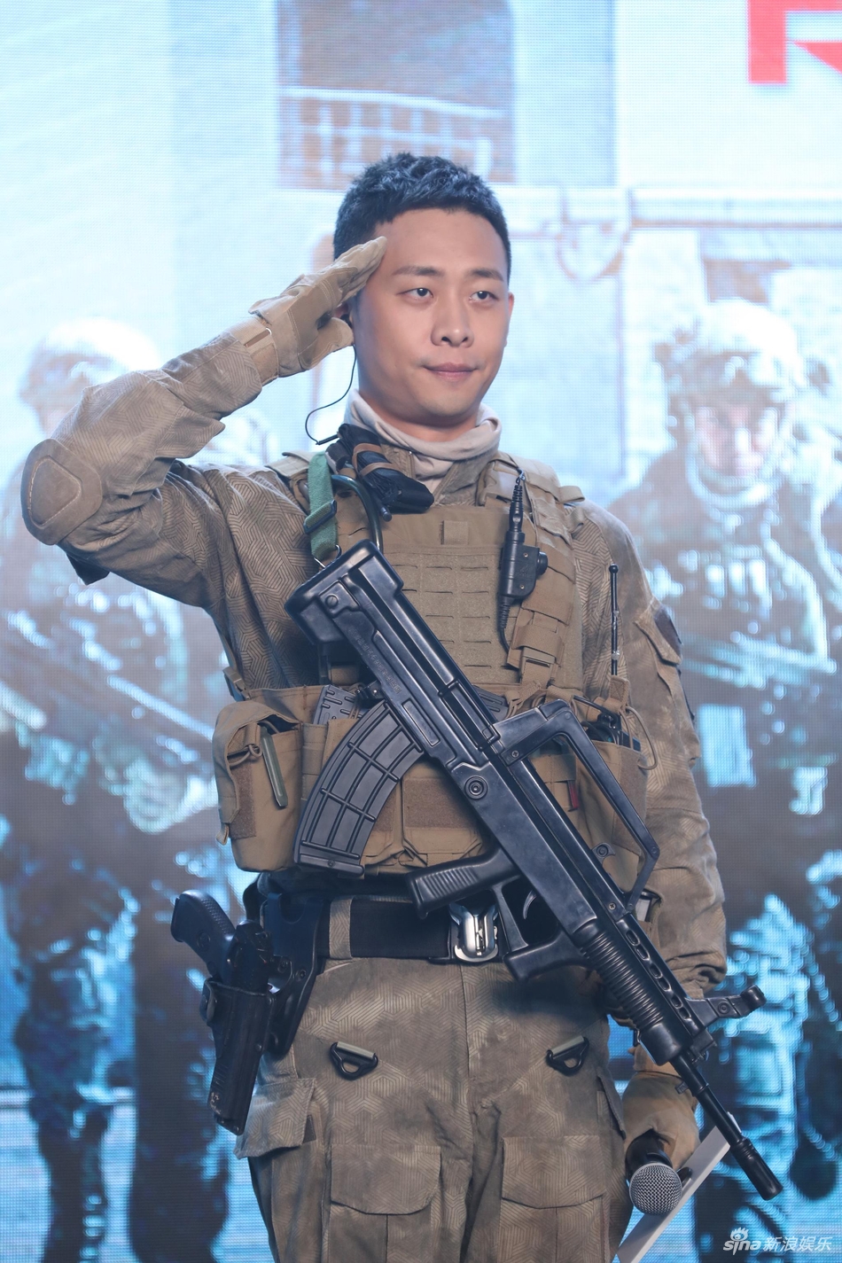 原创张译胡歌签名有谁注意到张译坐姿难怪他成为国庆档最火男演员