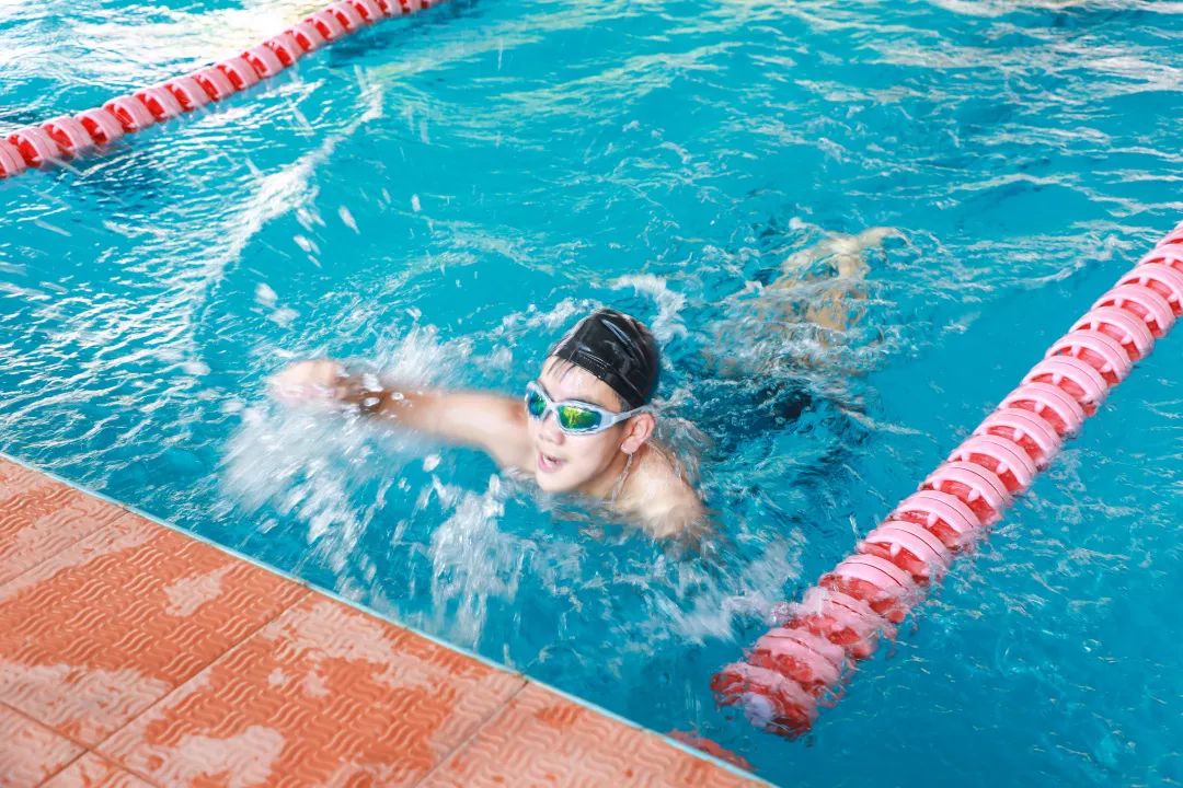 水中盛会浪翻涌游泳健将展英姿记二中苏元2019年游泳运动会