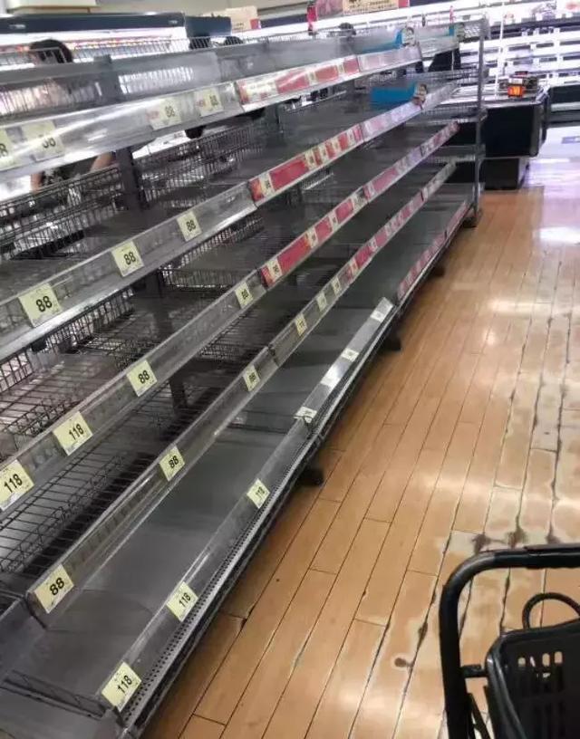 泡面什么的一个不剩全被一扫而空超市和便利店里的货架大家都在拼命囤