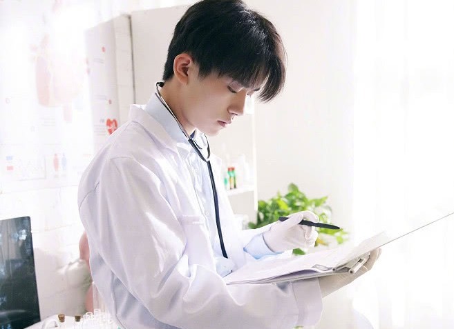 原创胡一天清秀帅气,王俊凯严肃认真,男星版医生造型你最喜欢谁?