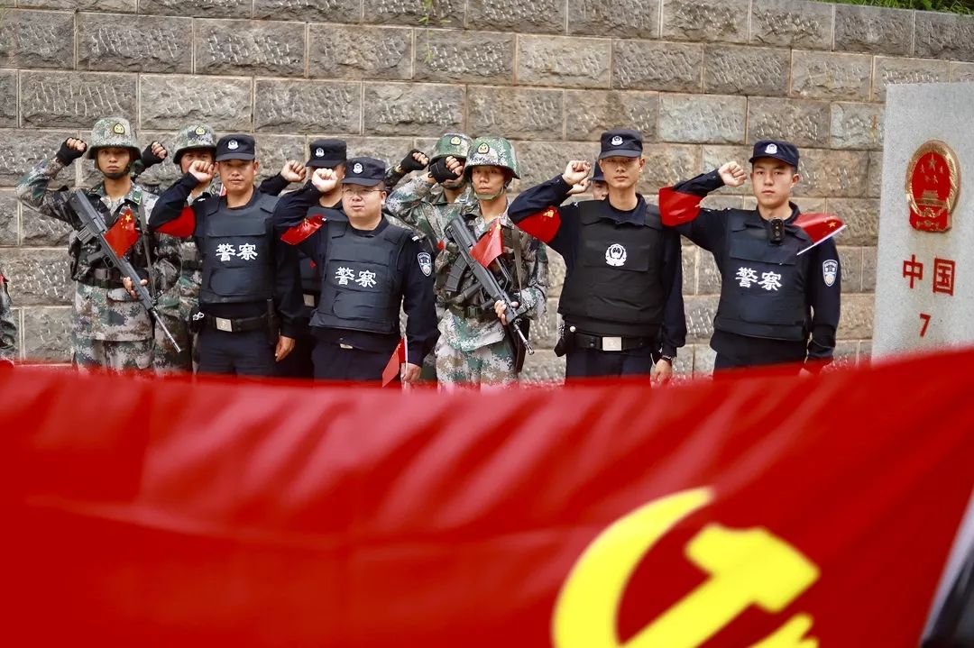 军警联合巡边 筑牢铜墙铁壁_巡逻