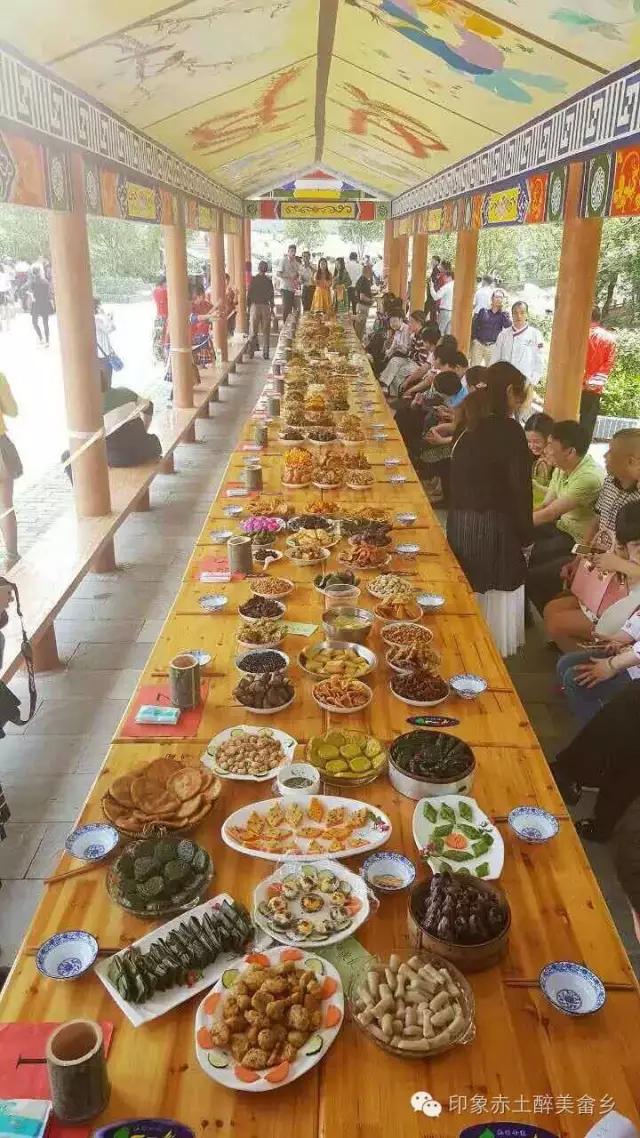 长席宴畲乡农庄赤土畲族竹竿舞竹竿舞又称竹杠舞,持竿者姿势有坐,蹲