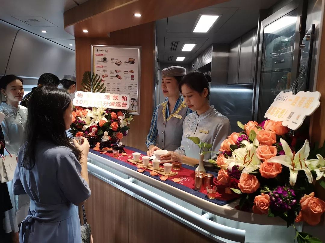 记者梅汕高铁初体验到潮汕站后座位180旋转高铁餐食价格美丽品种多样