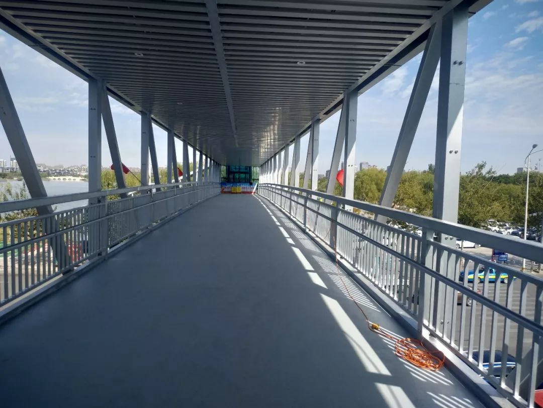 银川上海路与进宁街交叉路口过街天桥即将投用两边设有垂直升降电梯