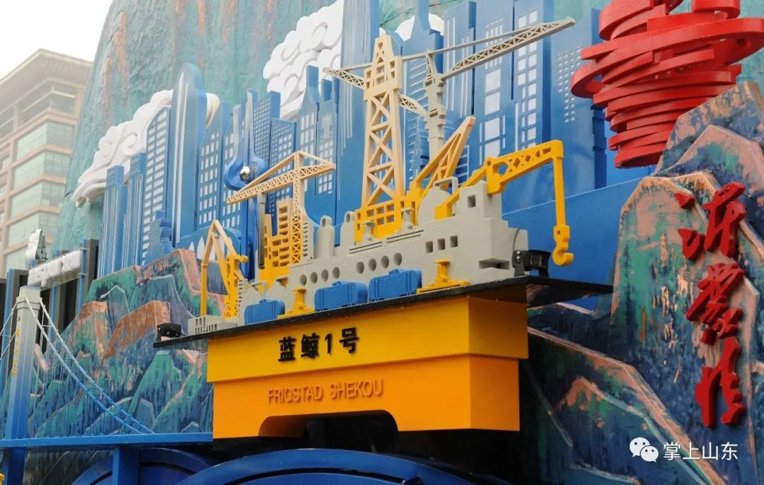 蓝鲸1号钻井平台,胶州湾跨海大桥,远洋货轮,海豚,海鸥等元素,车尾的