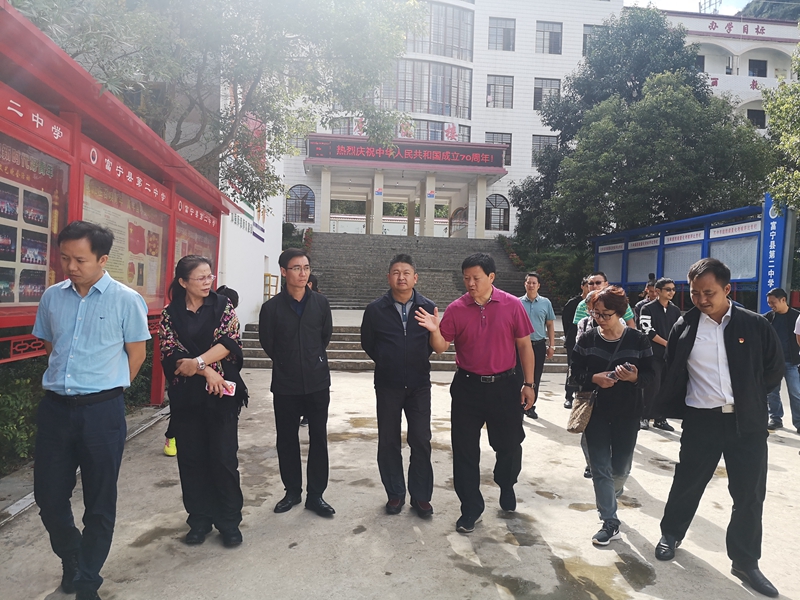 图为在富宁县第二中学调研图为在田蓬镇第一卫生院调研