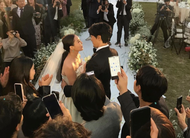 权志龙正装参加姐姐婚礼,权多美与老公金民俊相拥热吻超浪漫!