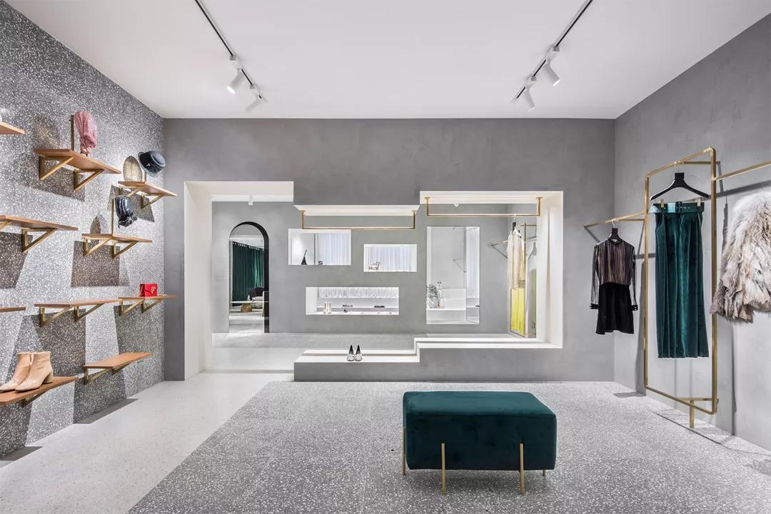 时装店不同造型的"墙洞"设计,营造了一种漫游式的购物体验!