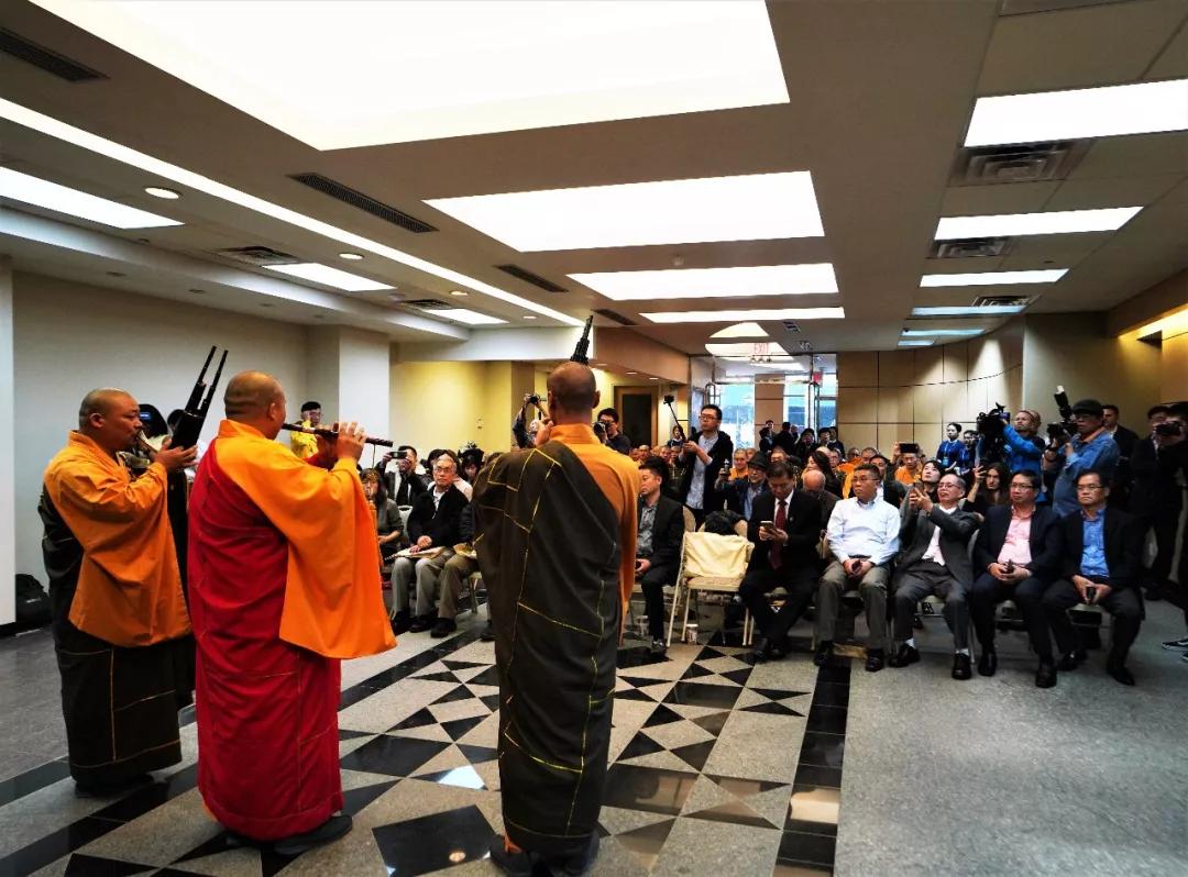 开封大相国寺梵乐团法师 演奏"筹"曲《报中台》▲中国佛教梵呗团接 