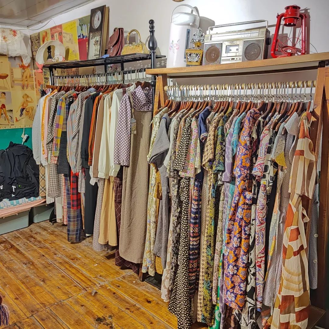 现在的蔺紫店铺面积大概有40-50平方,店内的古着大概是10年以上的年龄