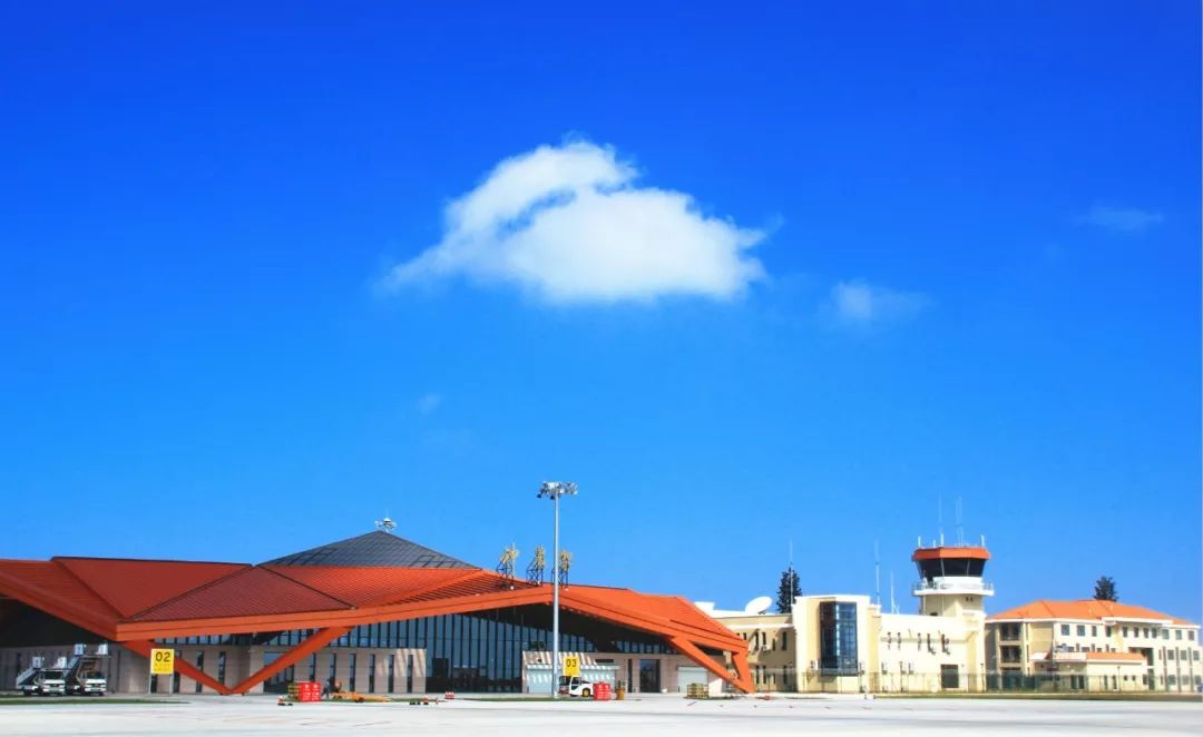 2014年5月8日华中地区海拔最高的神农架机场正式通航让华中屋脊真正