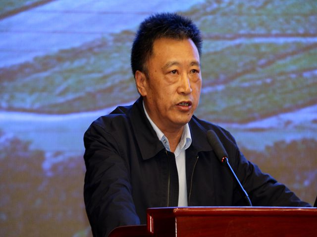 新疆农副产业流通发展促进会会长郭建军介绍"疆之农"产品运行情况.