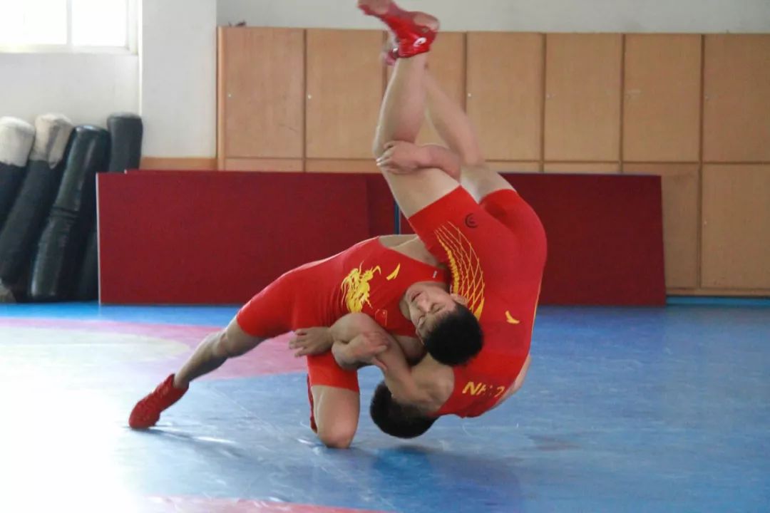 中国摔跤训练三人图片