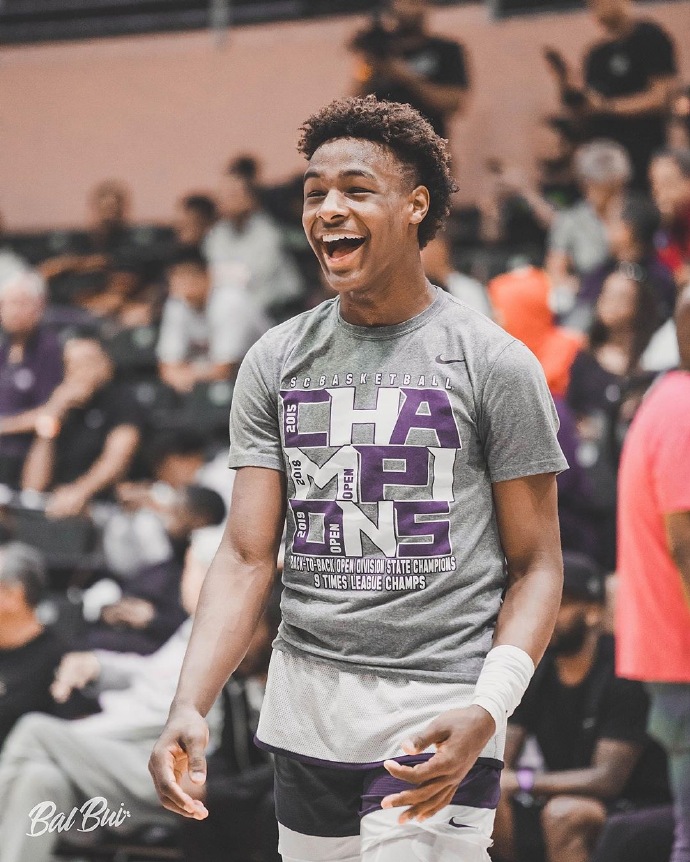 刚满15岁的布朗尼越来越成熟帅气了看了这张照片突然感觉他好像乔丹