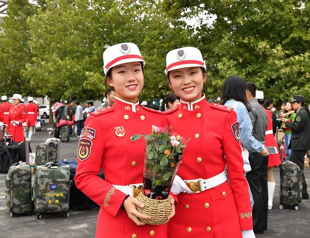 她梦寐以求的军营"我现在已经从阅兵时的女民兵正式转变为一名女兵了