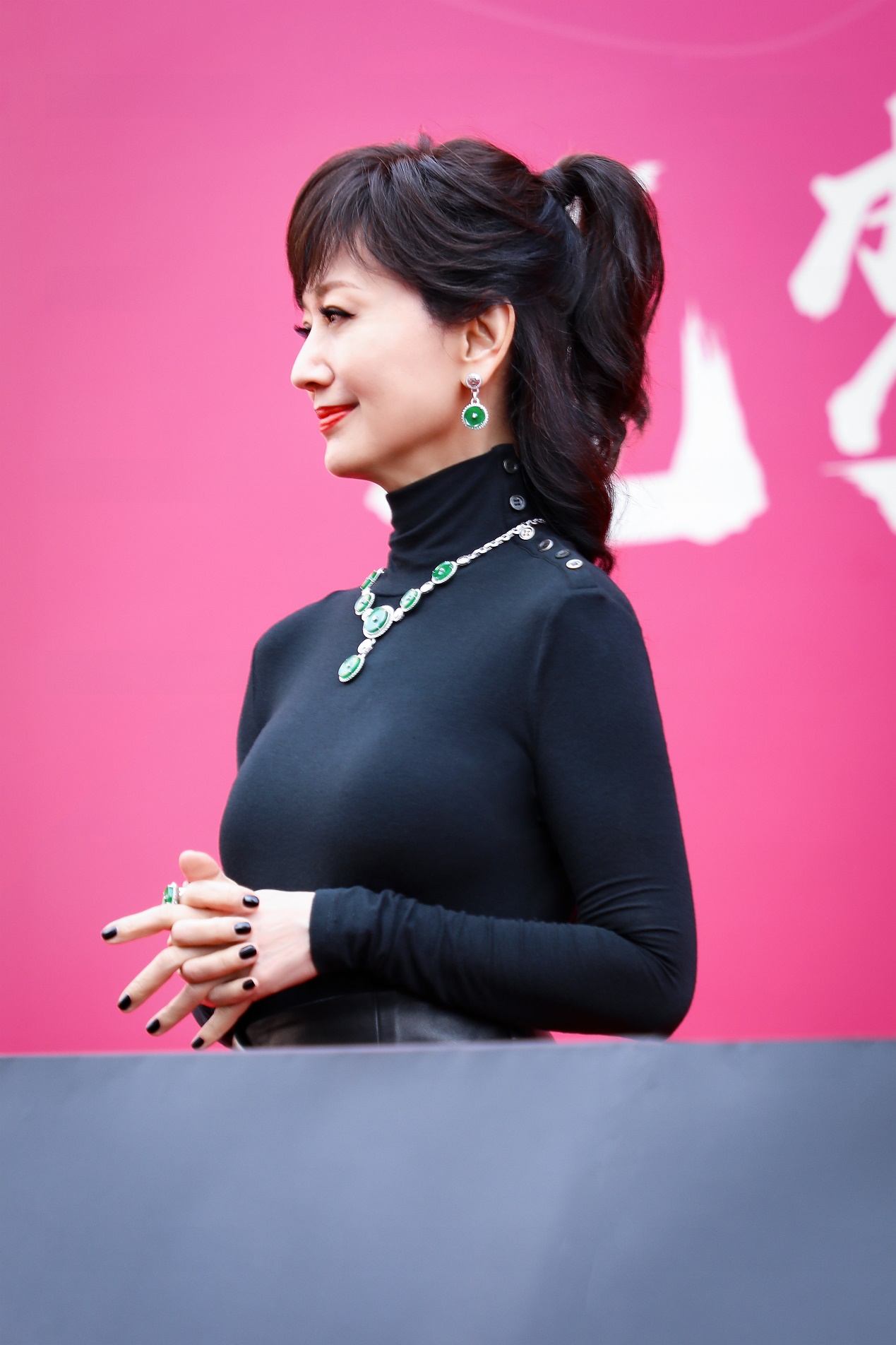 64岁赵雅芝终于换新发型将长发微卷半扎高马尾好减龄气质真好