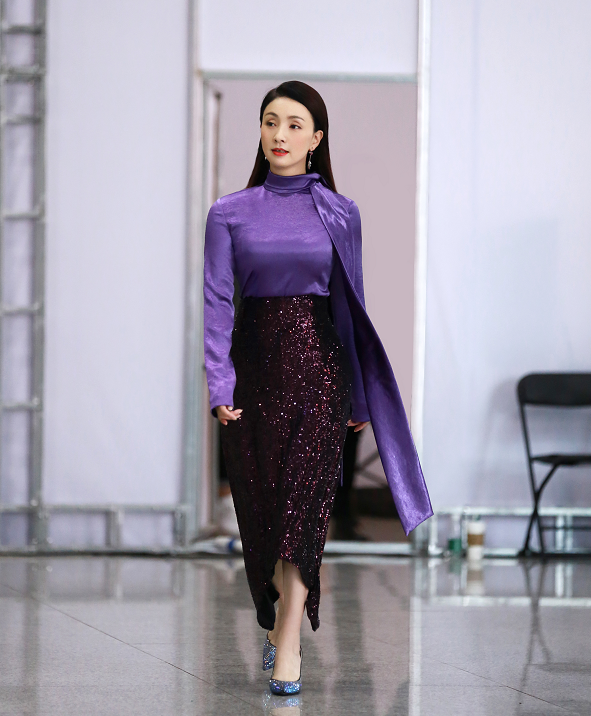 陶虹穿紫色亮片鱼尾脚踏高跟鞋穆如清风气质优越时尚感满分