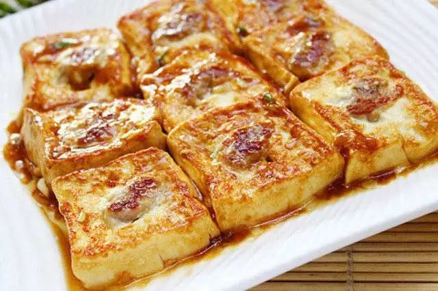 在英德,有一种美味叫九龙豆腐叹九龙黄花鸡豆腐宴山水间的美味,不能