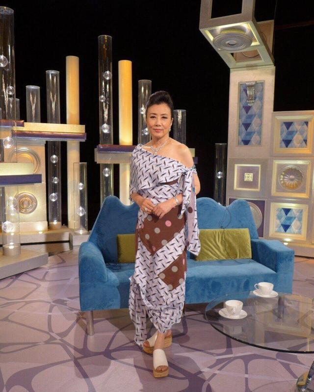 汪明荃满脸皱纹还不服老穿透视裙扮嫩还踩十厘米高跟鞋