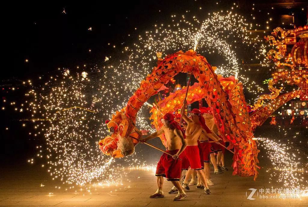 佛山有舞火龙,而惠州龙门蓝田瑶族乡则有在中秋节举行"舞火狗"的习俗