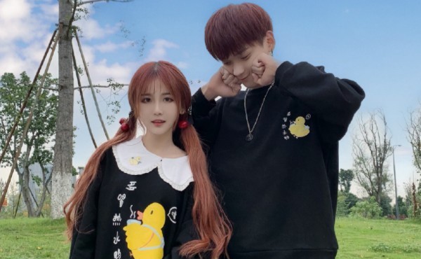 杨清柠毛宸宸外出拍照谁留意情侣装上的字了满屏都是甜甜的糖