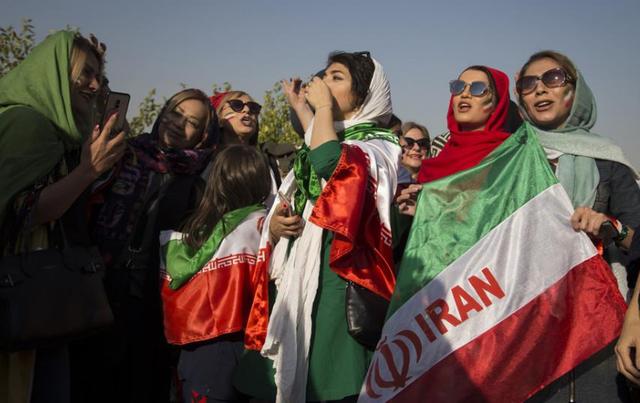 本场比赛里现场的球迷高唱"蓝色女孩"来悼念萨哈尔,这一幕也是让人看