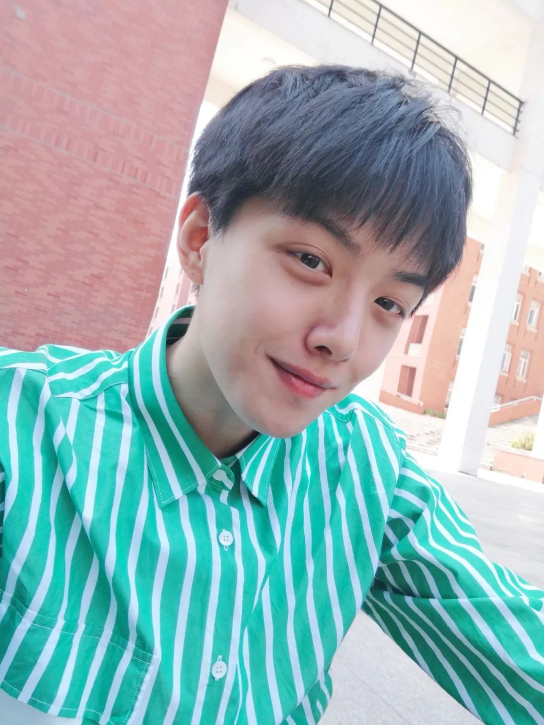 90后帅气讲解员张雨轩是第一次面对今年国庆期间这样大的客流:"这个