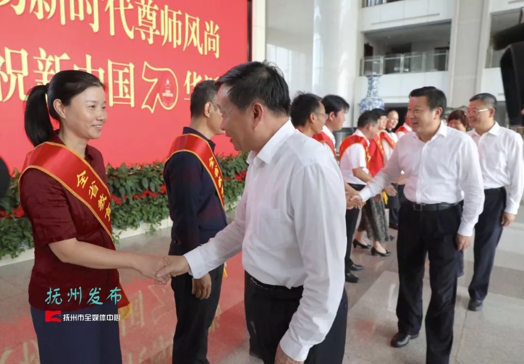 广昌驿前中学伍广昌,临川二中黄卫民荣获"全国模范教师"称号;临川十二
