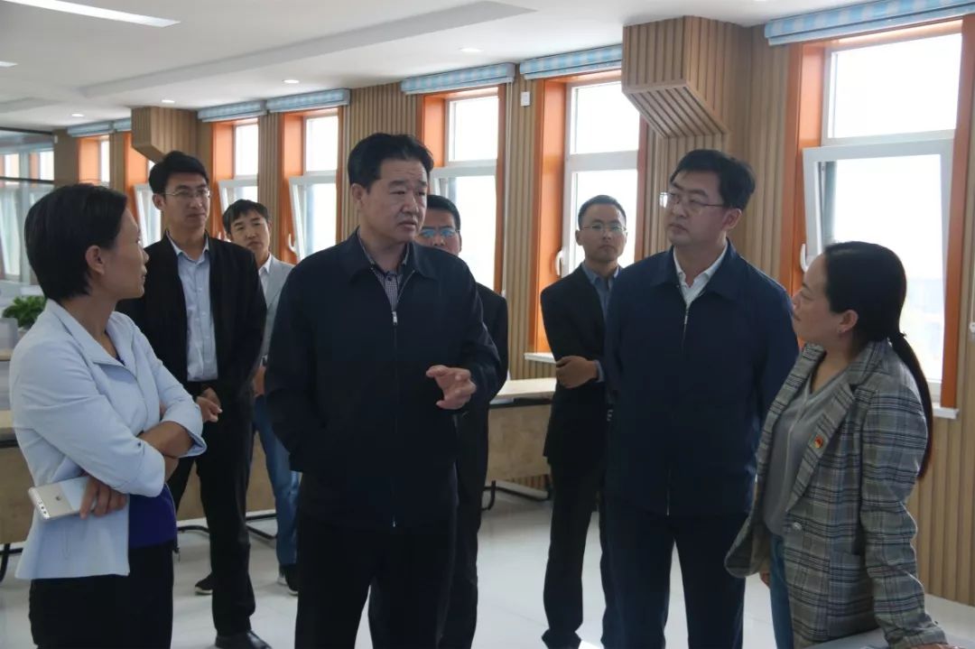 市委政法委常务副书记牛永昌一行到六合街道调研