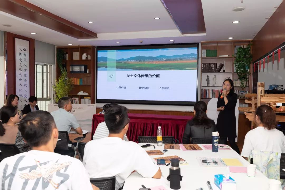 在《乡土课程研学化,在行走中读懂家乡》中,窦丽芳老师提到,乡土研学