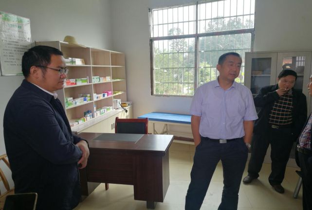 龙潭镇党委书记张玲祥向隆立新县长汇报卫计工作情况县人大办驻张匹马