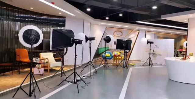 10张照片看主播练习现场场景_直播