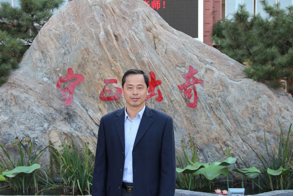 东外故事曾宪春倾尽丹心育桃李奉献韶华铸师魂