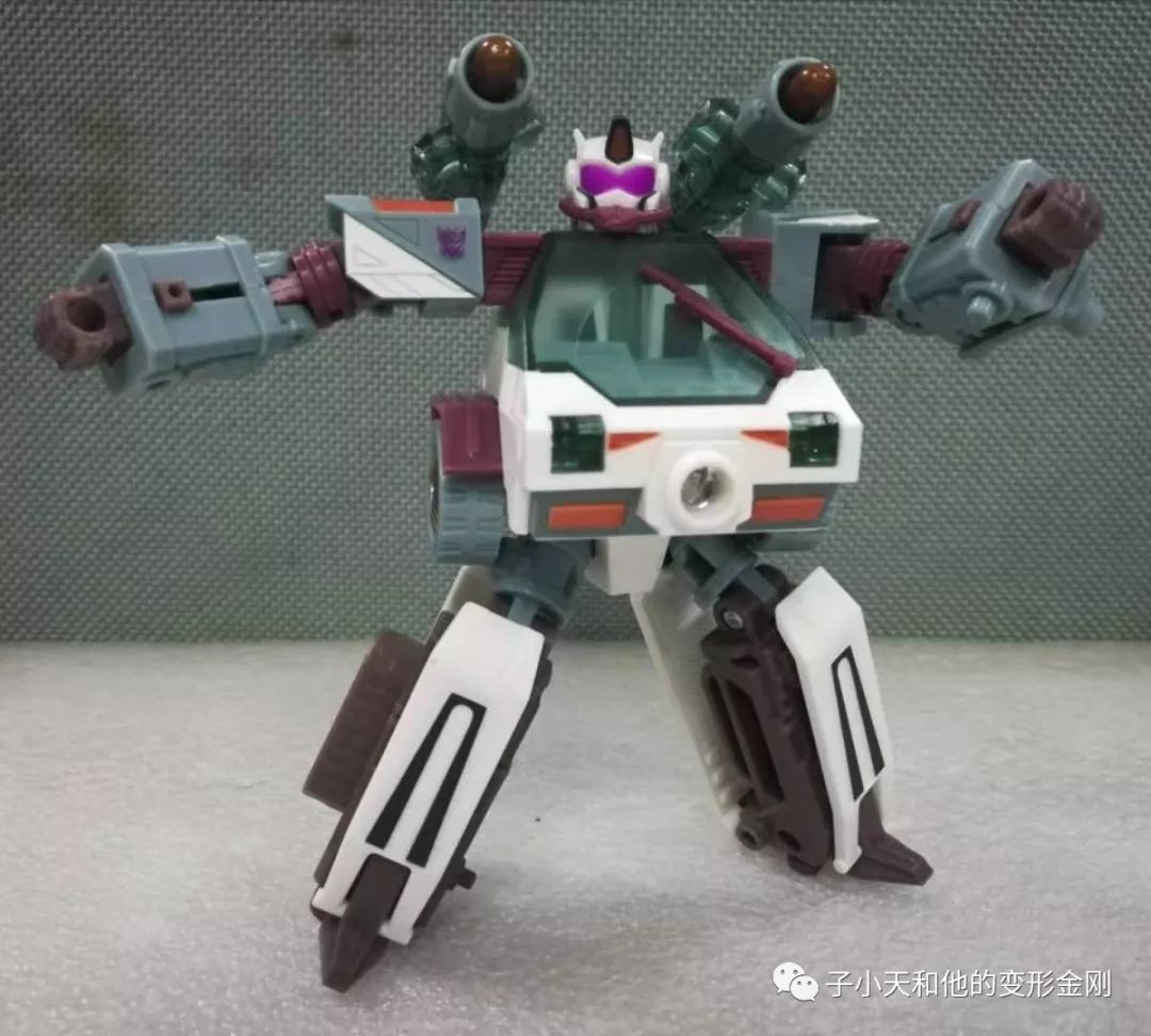 评玩具子小天粑粑总测评变形金刚超能链接e版加强级雪猫车形很不错
