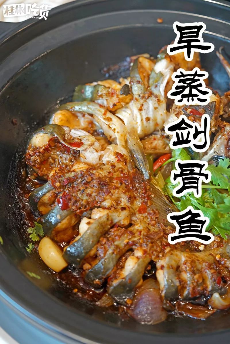 广东的鲜火锅白得发光鲜得翘脚涮菜之前不小心就喝饱了